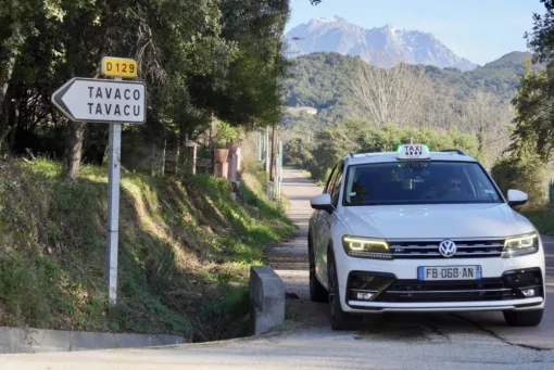 Taxi Willy stationné à l'entrée de Tavaco, disponible pour vos trajets sur Ajaccio, Sarrola et Porticcio. 